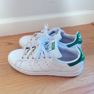 Classic Adidas Stan Smith Shoes in size 6, cloud white/green
